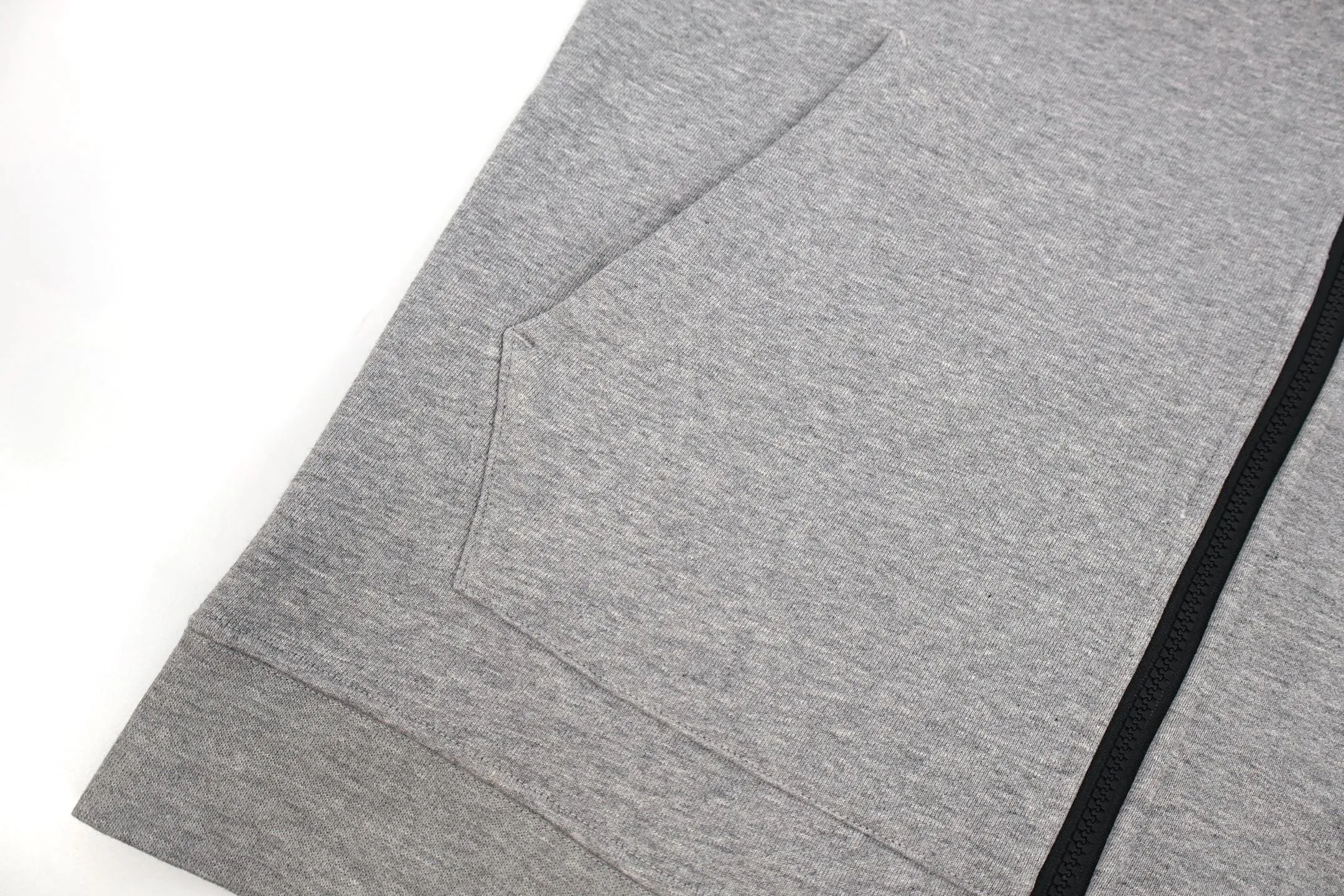 🅿️570 [Exclusive supply] Stone island gray zipper jacket (grey) originally purchased at 2442, the fabric is custom-made 100% cotton, the armband pattern is embroidered with Tajima machine thousands of needles, the stitching is fine and dense, the pattern is clear and the lines and three-dimensionality are strong. The hardware and accessories of the entire garment are all custom-made according to the original mold, with nylon rope zipper pulls, raglan sleeves and kangaroo pockets. Size:S-M-L